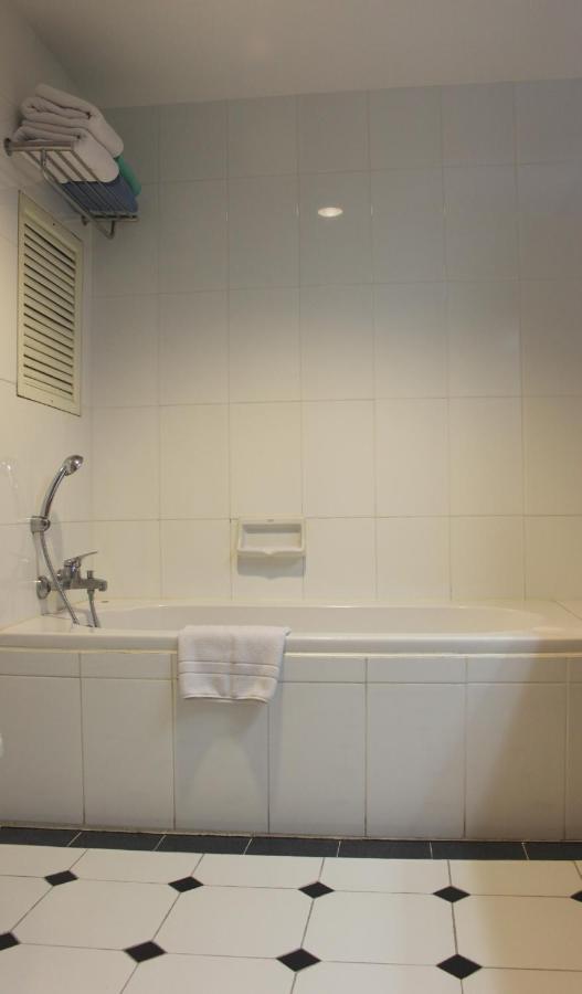 Lotus House Hotel Pantai Jomtien Bagian luar foto